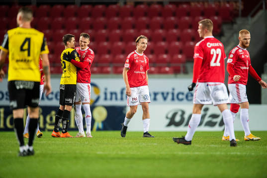 Kalmars Piotr Johansson och Häckens Leo Bengtsson jublar