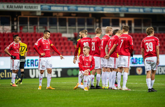 Kalmars spelare bildar försvarsmur