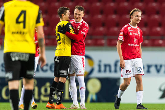 Kalmars Piotr Johansson och Häckens Leo Bengtsson kramas