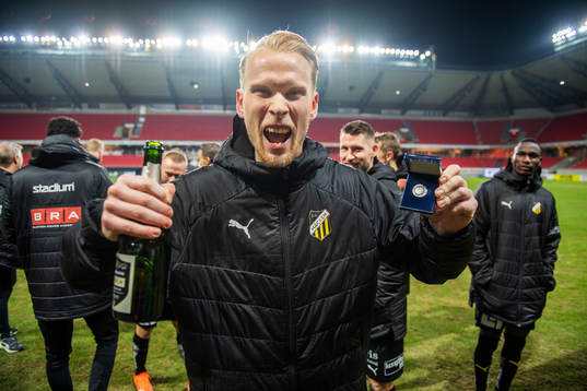 Häckens målvakt Pontus Dahlberg jublar med lilla silvret