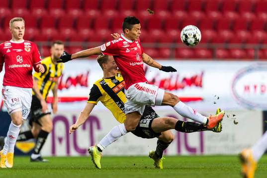 Kalmars Romario Pereira Sipiao och Häckens Gustav Berggren