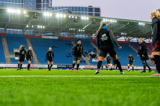 Meryll Abrahamsen of Arna-Bjørnar warms up