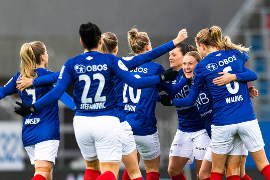Sherida Spitse of Vålerenga celebrates with team mates