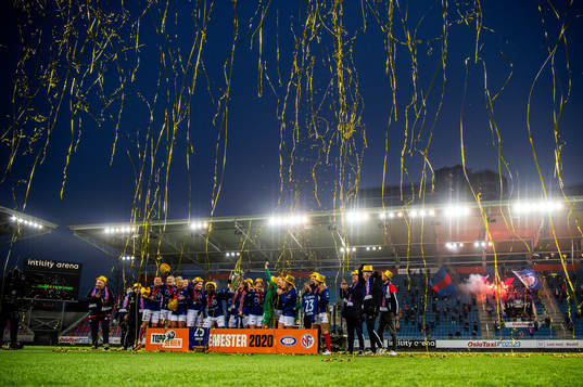 Players of Vålerenga celebrates winning the league