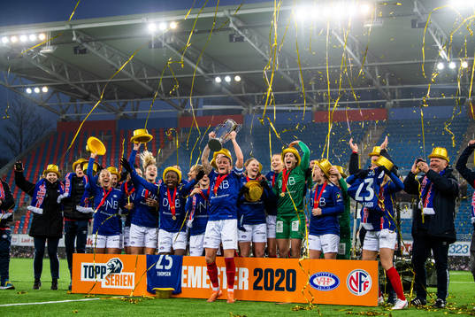 Sherida Spitse and the players of Vålerenga celebrate
