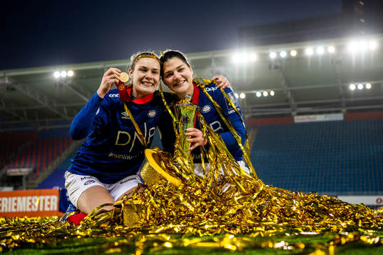 Andrine Tomter and Dejana Stefanovic of Vålerenga celebrate