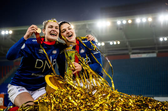 Andrine Tomter and Dejana Stefanovic of Vålerenga celebrate