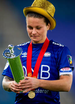 Sherida Spitse of Vålerenga celebrates winning the league