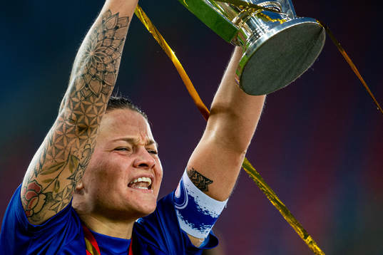 Sherida Spitse of Vålerenga celebrates winning the league