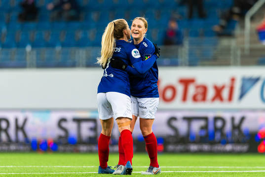 Catherine Bott of Vålerenga celebrates with teammate