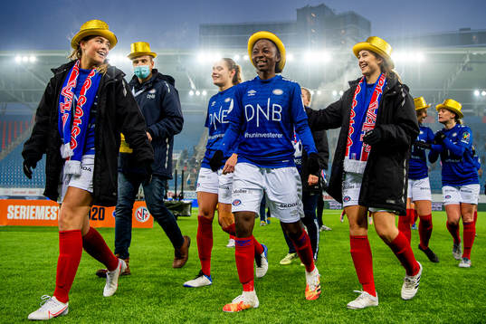 Mia Rostad Huse and Ajara Njoya of Vålerenga celebrate