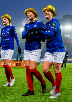 Emilie Østerås and Catherine Bott of Vålerenga celebrate