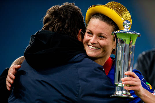 Eli Landsem and Sherida Spitse of Vålerenga