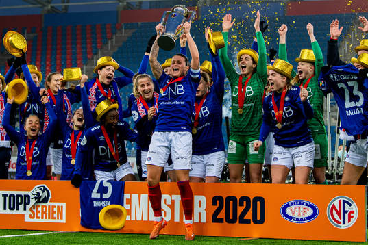 Sherida Spitse and the players of Vålerenga celebrate