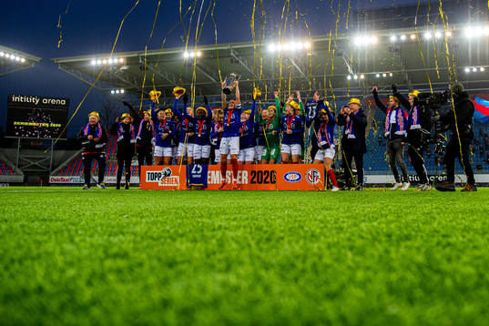 Sherida Spitse and the players of Vålerenga celebrate