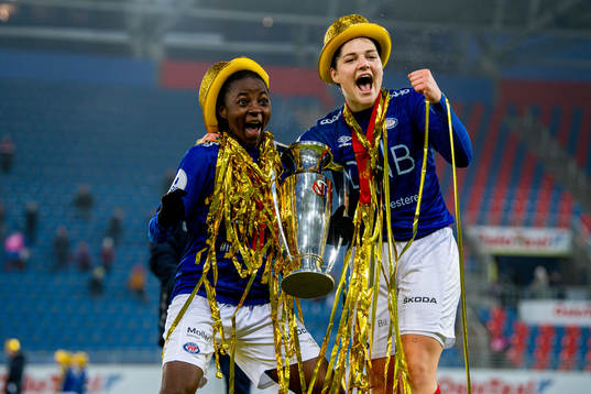 Ajara Njoya and Dejana Stefanovic of Vålerenga celebrate