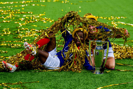 Ajara Njoya and Sherida Spitse of Vålerenga celebrate