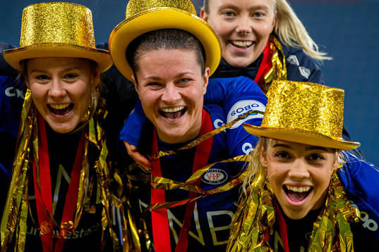 Sherida Spitse of Vålerenga celebrates winning the league