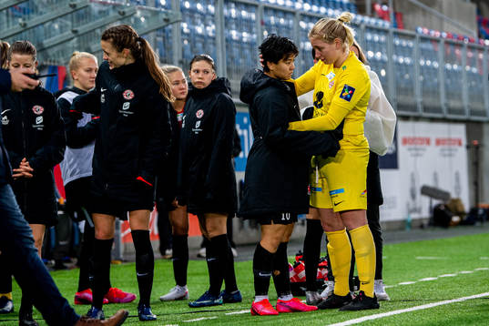 Meryll Abrahamsen and goalkeeper Moa Edrud look dejected