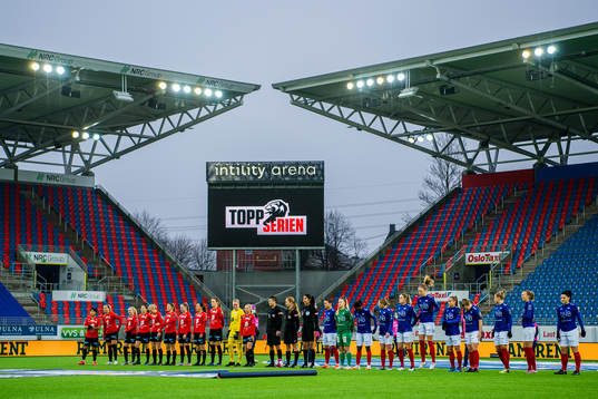The players of Vålerenga and Arna-Bjørnar line up