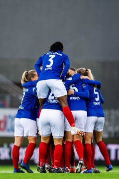 Ajara Njoya and the players of Vålerenga celebrate the 1-0