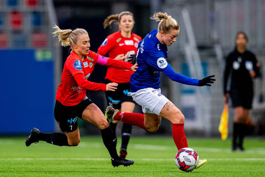 Thea Bjelde of Arna-Bjørnar and Marie Dølvik Markussen of