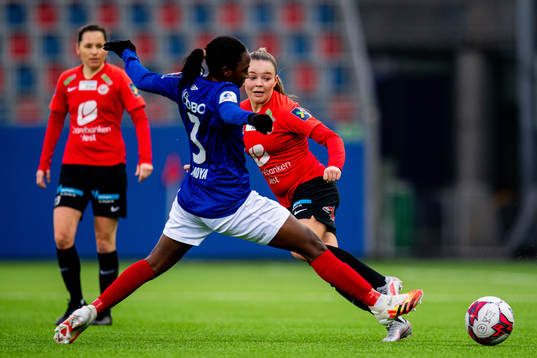Ajara Njoya of Vålerenga and Martine Midtbø of