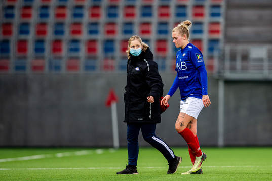 Marie Dølvik Markussen of Vålerenga with an injury