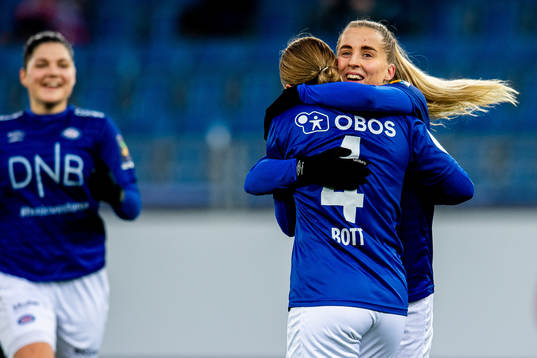 Catherine Bott of Vålerenga celebrates with teammate