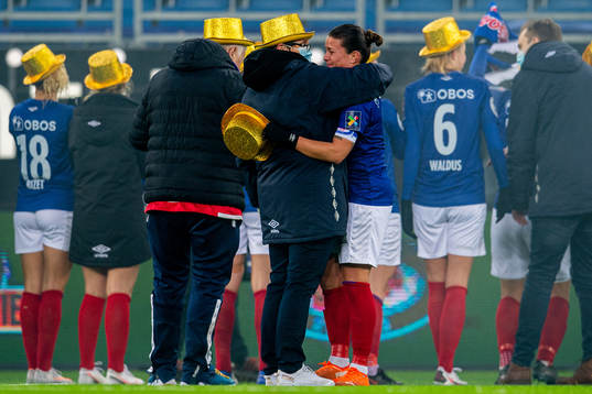 Eli Landsem and Sherida Spitse of Vålerenga celebrate