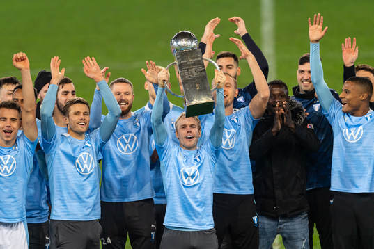 Malmö FFs Oscar Lewicki jublar och lyfter Lennart