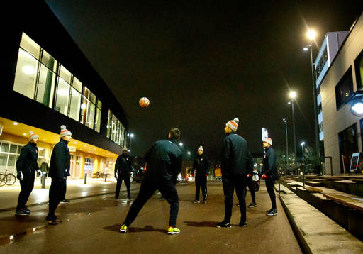 Örebros Robin Kovacs och Jonathan Andersson värmer upp
