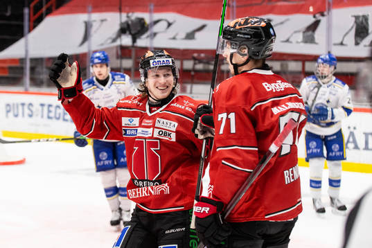 Örebros Borna Rendulic och Robin Salo jublar