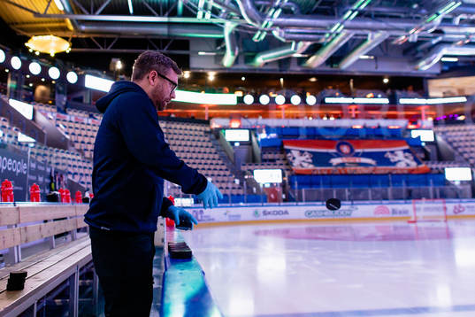 Växjös materialare Tobias Johsted kastar in puckar på