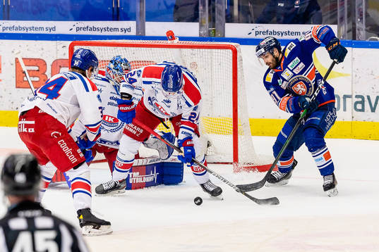 Växjös Andrew Calof oroar framför Oskarshamns mål