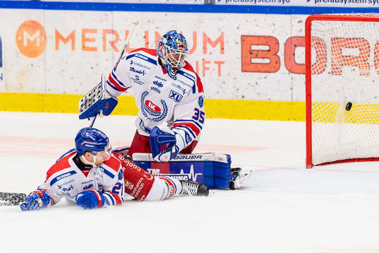 Oskarshamns målvakt Joe Cannata och Brian Cooper deppar
