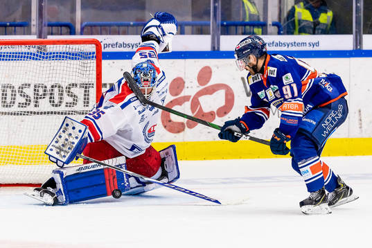 Växjös Andrew Calof oroar framför Oskarshamns målvakt
