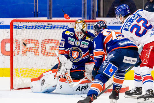 Oskarshamns John Dahlström gör mål 1-2 bakom Växjös
