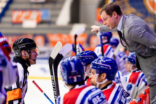 Domare Morgan Johansson pratar med Oskarshamns tränare