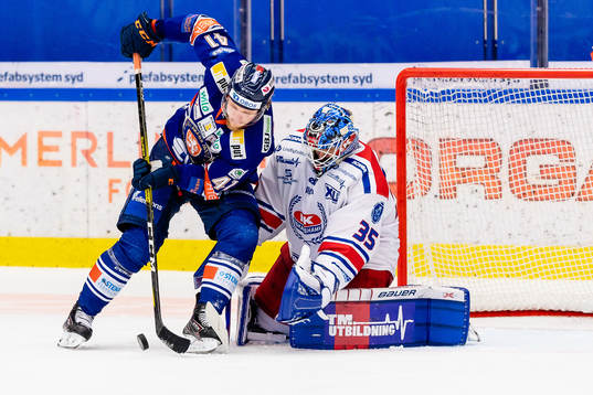Växjös Ludvig Nilsson oroar framför Oskarshamns målvakt