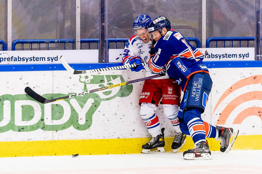 Växjös Ilari Melart tacklar Oskarshamns Tyler Kelleher