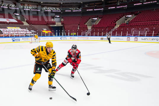 Skellefteås Adam Wilsby och Malmö Redhawks Carl Persson i