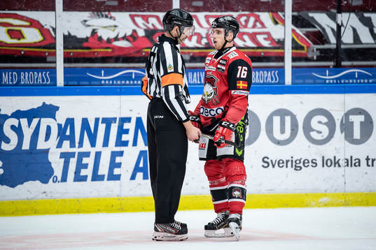 Malmö Redhawks Matias Lassen i samtal med domaren