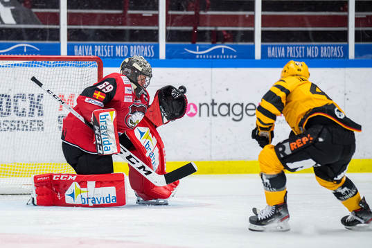 Malmö Redhawks målvakt Oscar Alsenfelt räddar skott
