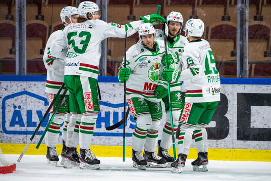 Rögles Daniel Zaar jublar med lagkamrater