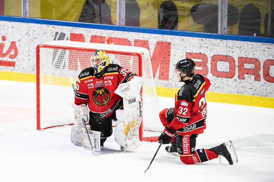Luleås målvakt David Rautio och Oscar Engsund deppar