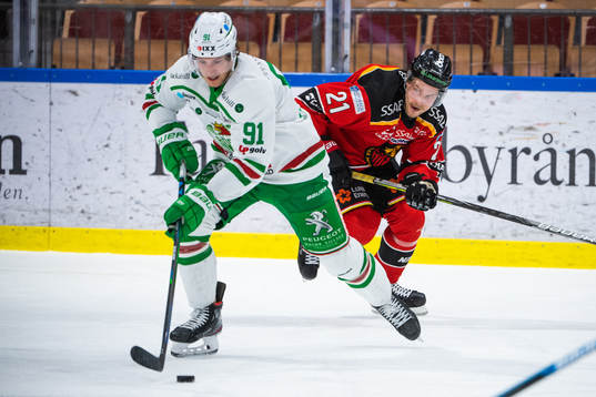 Rögles Adam Tambellini och Luleås Juhani Tyrväinen