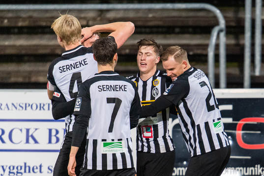 Landskronas Linus Olsson jublar lagkamrater