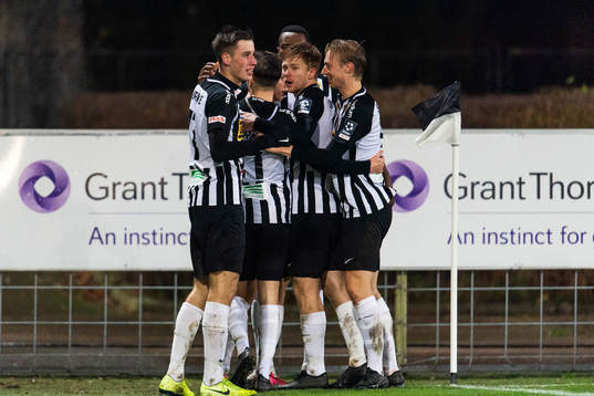 Landskronas Landskronas Oscar Petersson jublar med