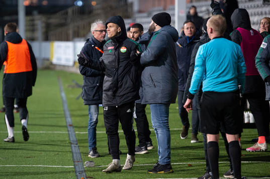 Dalkurds Arash Motaraghebjafarpour hålls fast av egna